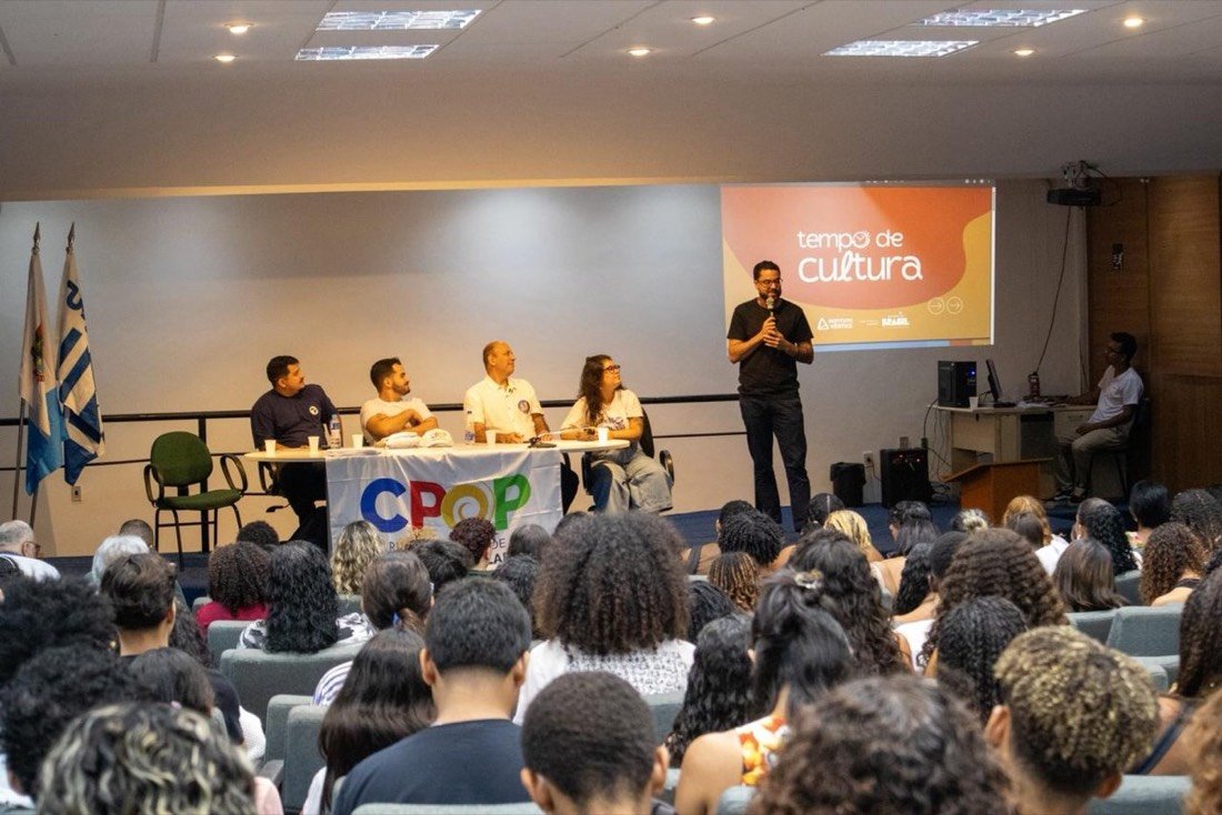 Encontro do projeto Tempo de Cultura com participantes em auditório